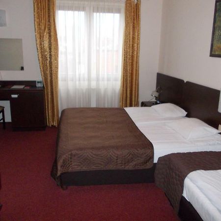 Hotel Pinocy Ledziny Extérieur photo