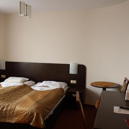 Hotel Pinocy Ledziny Extérieur photo
