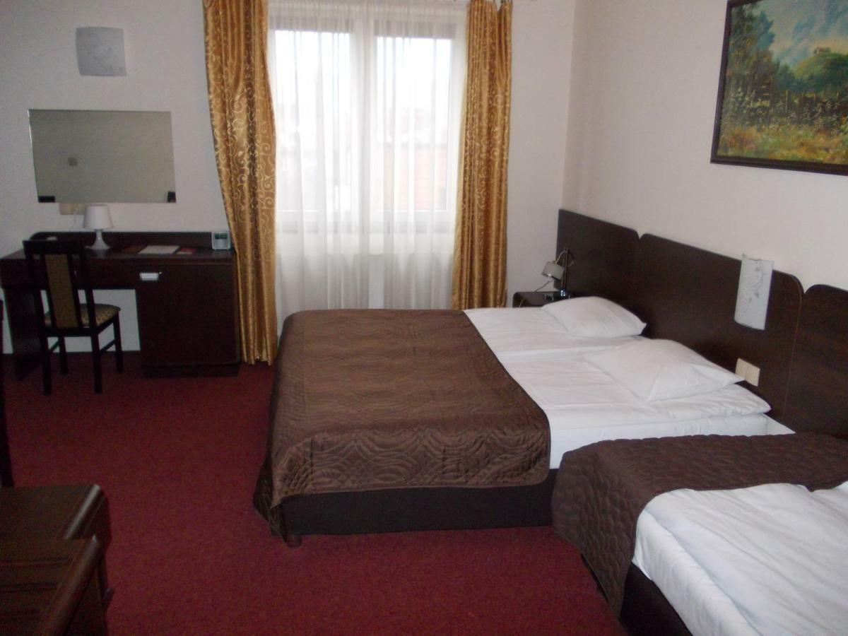 Hotel Pinocy Ledziny Extérieur photo