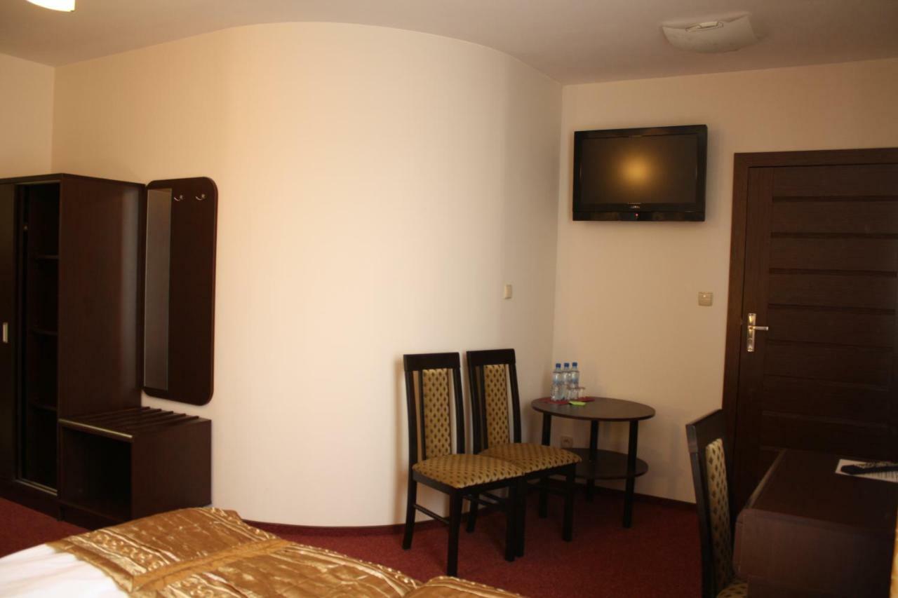 Hotel Pinocy Ledziny Extérieur photo