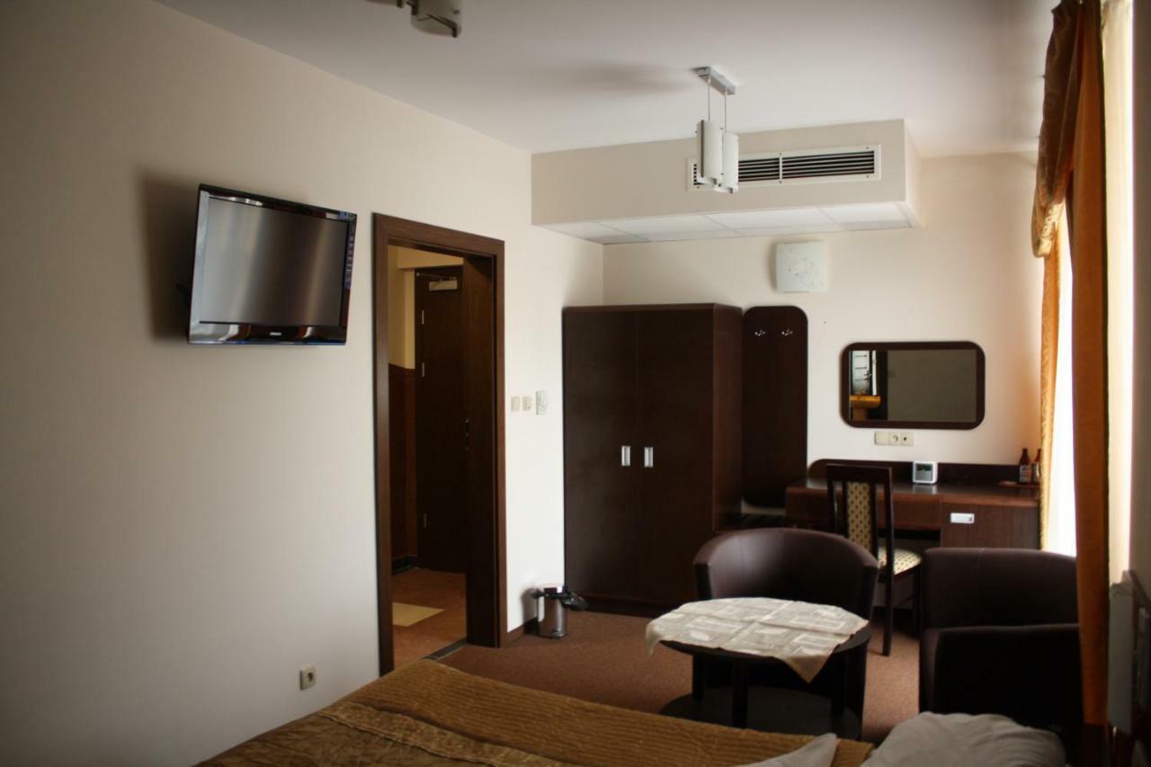 Hotel Pinocy Ledziny Extérieur photo