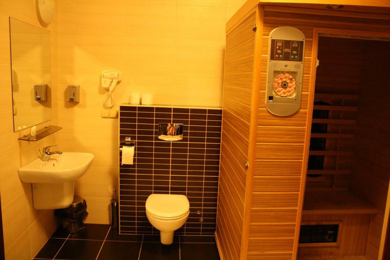 Hotel Pinocy Ledziny Extérieur photo