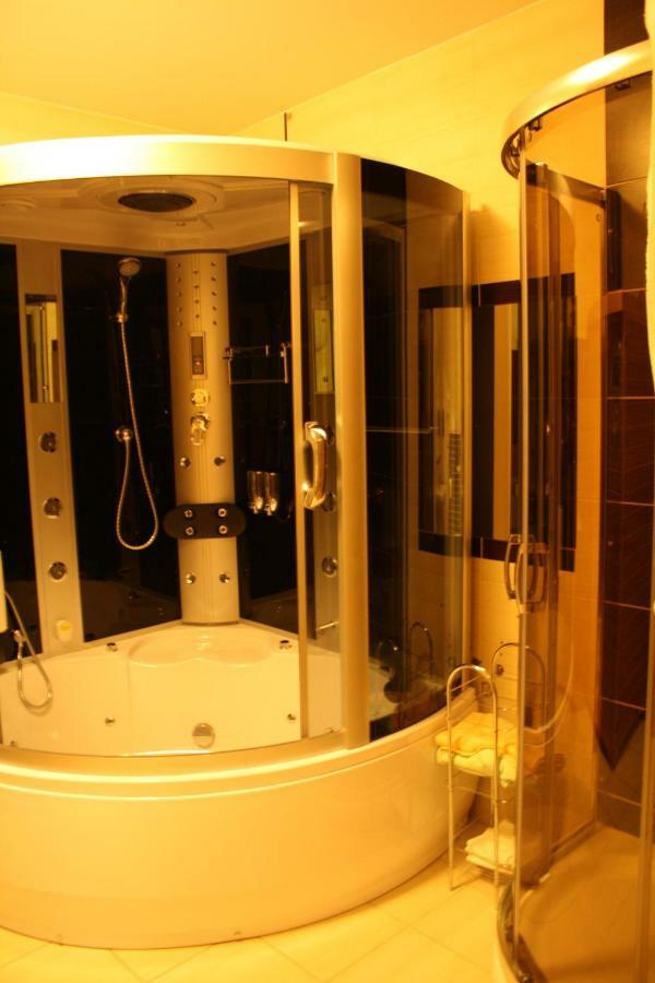 Hotel Pinocy Ledziny Extérieur photo