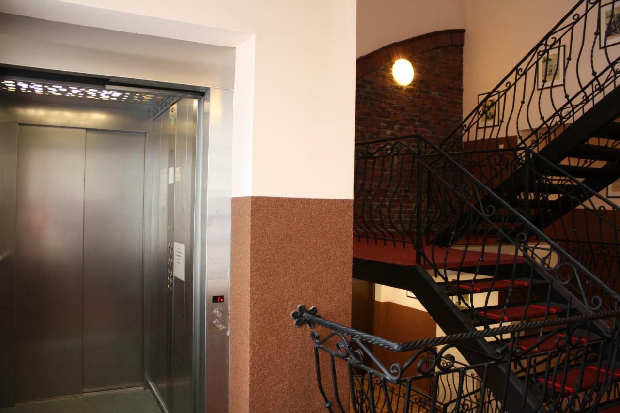 Hotel Pinocy Ledziny Extérieur photo