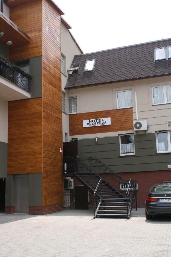 Hotel Pinocy Ledziny Extérieur photo