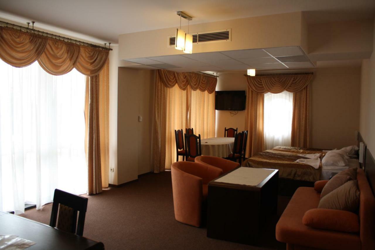 Hotel Pinocy Ledziny Extérieur photo
