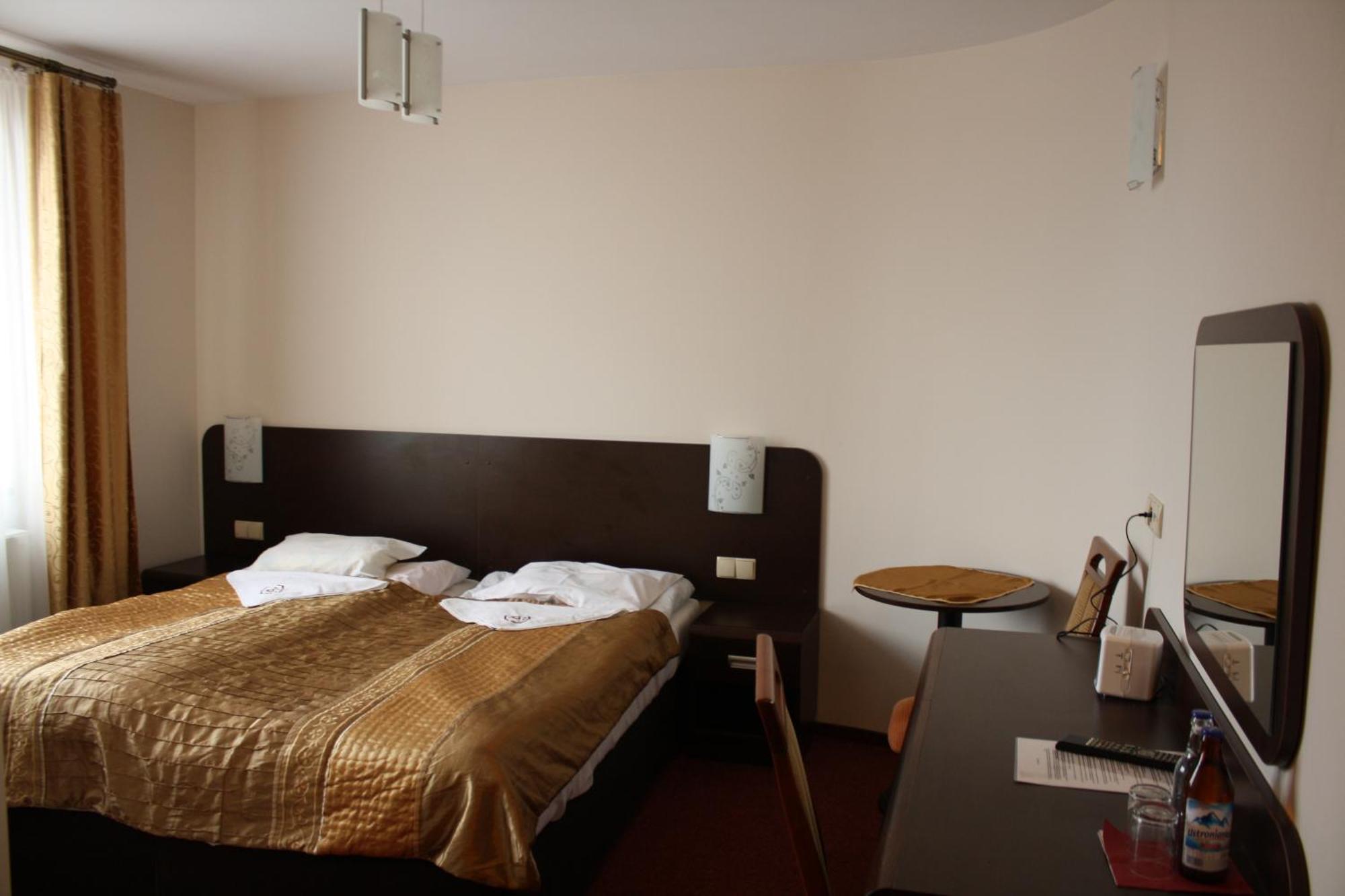 Hotel Pinocy Ledziny Extérieur photo