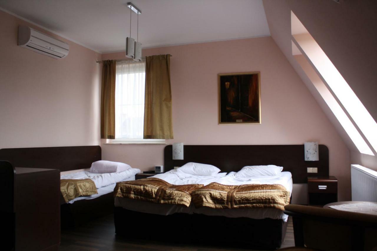 Hotel Pinocy Ledziny Extérieur photo