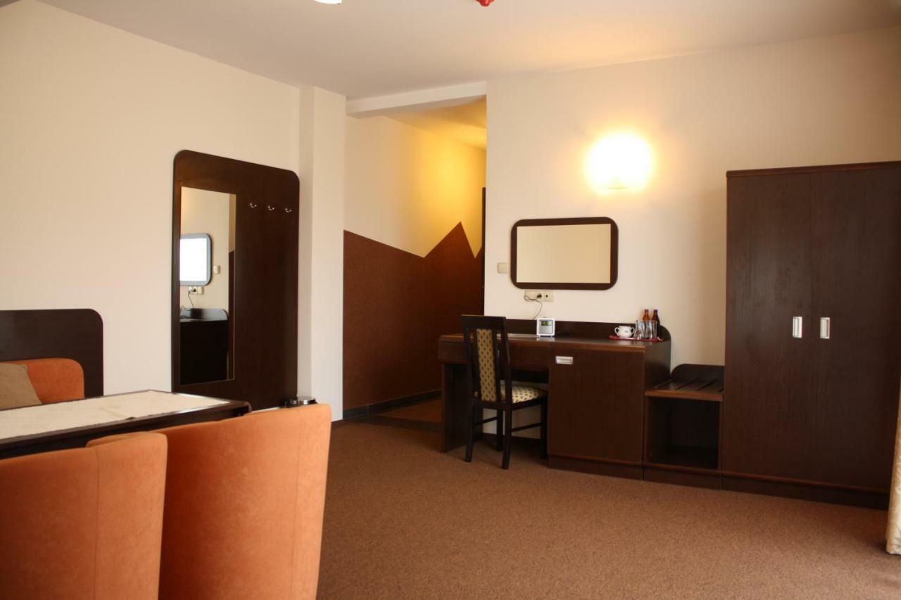 Hotel Pinocy Ledziny Extérieur photo