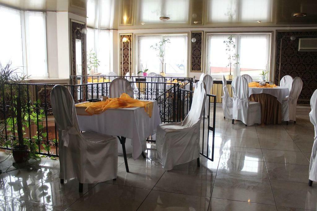 Hotel Pinocy Ledziny Extérieur photo